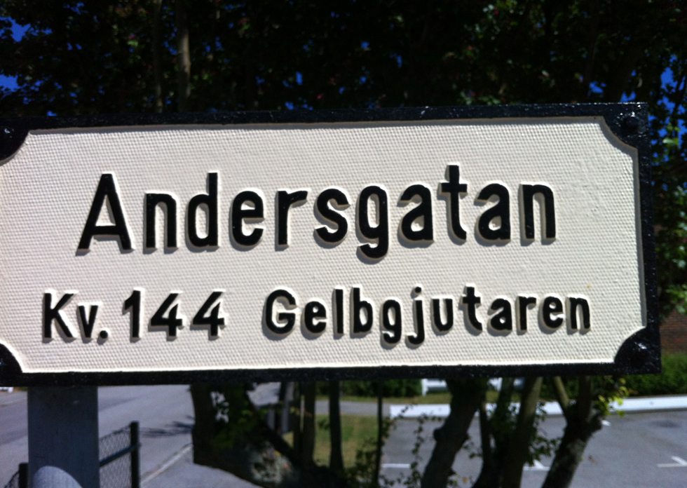 Kv Gelbgjutaren omringas av Per-Albin Hanssonsväg, Joelsgatan, Andersgatan och Truedsgatan